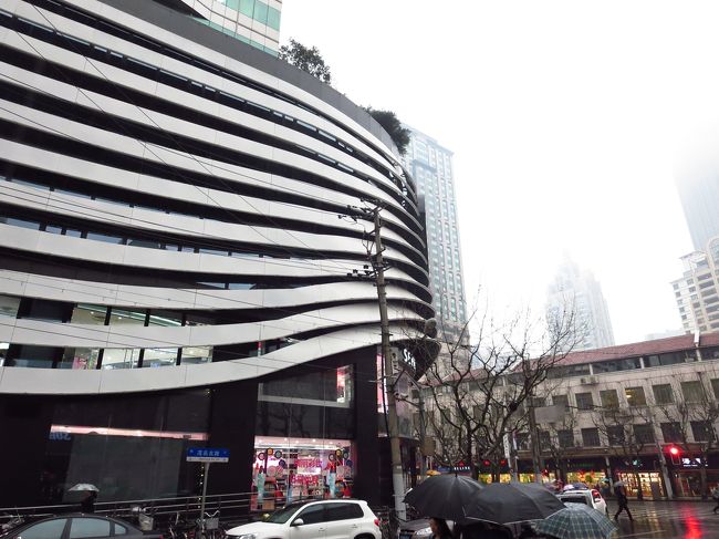 歩いて移動です。<br /><br />大雨…