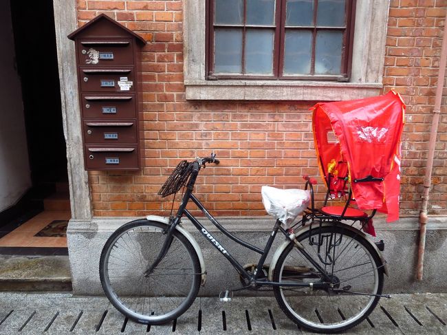 雨で自転車もびしょぬれ。