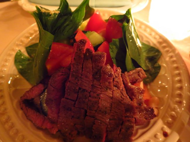 サラダ<br /><br />ステーキがのっていてなんだかとても豪華★