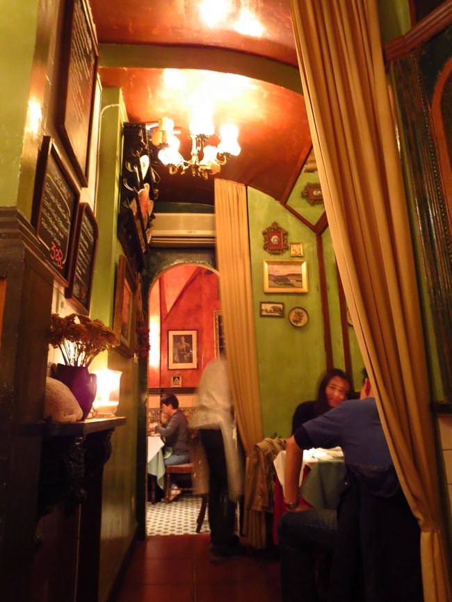 狭い店内ですが、暖かい雰囲気で気に入りました　＾＾<br /><br />友人の弟さんも、上海はオシャレだねと言っていました。