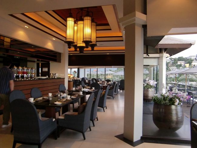 朝食レストランの「the Edge」です。<br /><br />朝食はブッフェですが、種類も豊富でホットミールは日替わりなので飽きることはありませんでした。卵料理やヌードルは自分好みにスタッフが調理してくれます。<br /><br />テラス席か室内かを選べます。室内はエアコンが効いていて快適なのですが私たちは毎回テラス席！<br /><br />