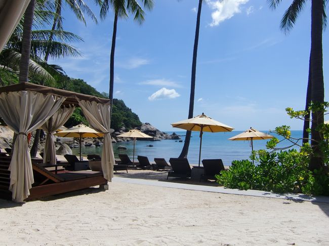 プールからビーチに降りてきました。<br />ビーチはガラガラでいつ行っても好きなチェアを確保できました。席を決めるとタオルとお水を持ってきてくれます。<br />ビーチクラブでは、無料でカヤックやシュノーケリングセットを貸してくれるほか、ウインドサーフィンレッスンなんかもやってくれます。<br />私はビーチサイドでゴロゴロ派なので、主人一人でマリンアクティビティを楽しんでました。