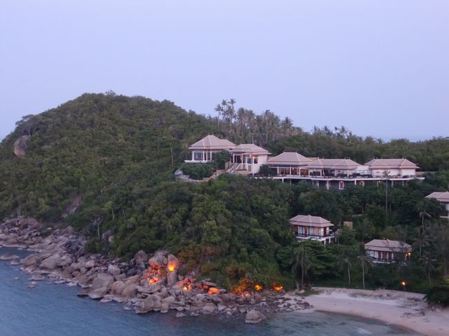 「Saffron」でのディナーです。<br />室内、テラスが選べますがテラス好きの私たちは当然後者で。<br />スタッフから虫よけスプレーが渡されます。<br /><br />テラス席からはライトアップされたビーチとロビーが見えます。<br />この日はビーチでランタンを空に打ち上げていて幻想的でした。