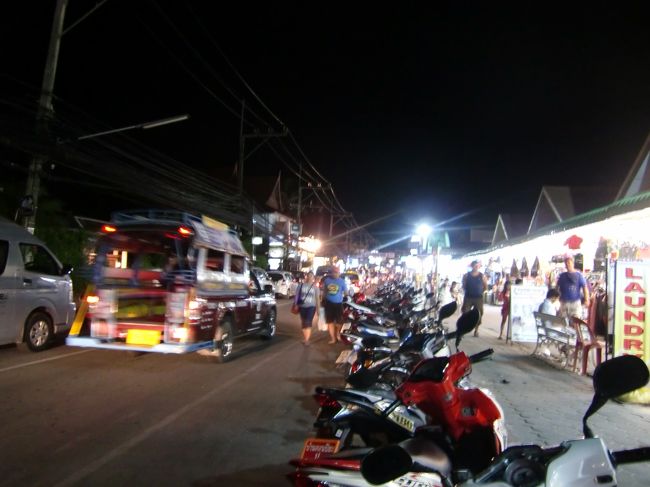 主人の希望でサムイ一の繁華街チャウエンへと繰り出しました。車で20分くらいです。<br /><br />ホテルのロビーでタクシーを呼んでもらいます。<br />5〜10分で革張りシートの立派な車がお迎えに来てくれます。ホテルタクシーは安全なので帰りも時間と場所を指定して、同じ運転手さんに迎えに来てもらいました。<br /><br />チャウエンはとにかく賑やか！クラブ、ニューハーフショー、マッサージ屋、土産物屋、バー、とにかく人も多い！<br /><br />