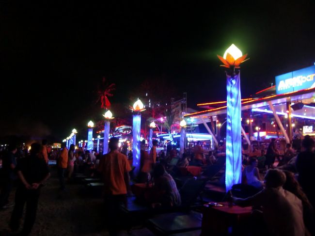 でもチャウエンってアジア人には人気がないのでしょうか？<br />盛り上がってるのはみんな若いヨーロピアン。<br /><br />写真はビーチ沿いのレストラン。ここでファイヤーダンスショーもやってました。<br /><br />何を買うわけでもなくブラブラしてたら、突然の激しいスコール！<br />慌ててバーへ避難しましたが、一向に止む気配がない。そしてお迎えの時間が・・・<br />ずぶ濡れでタクシーに乗り込みました（T T)<br />