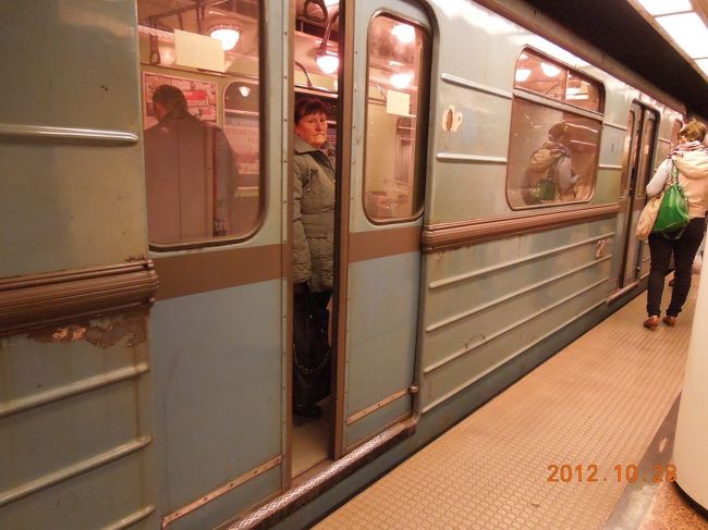 ブダペストの地下鉄はこんな感じでレトロな車両です。<br /><br />ガシャーンと扉が閉まります<br /><br />最初結構びっくりしました