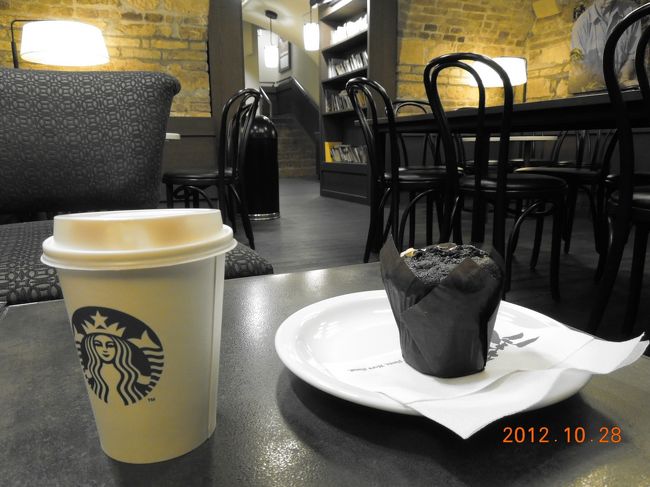 １回目の英語ツアーをゲットできたので、スタバで朝食にします<br /><br />マフィンとカフェラテ　1240HUF<br /><br />私は毎回海外に行く度に「世界のスタバから」ごっこをしているんですが<br /><br />ハンガリーのスタバは今のところ一位です<br /><br />マフィン大きくておいしいし、席はゆったりとして落ち着くし、<br />何よりお安い！<br />