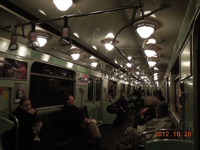 ツアーを終えて地下鉄で中心街へ戻ります<br /><br />そういえば地下鉄の車内はこんな感じ<br /><br />そんな怖くないです<br /><br />薄暗いけど
