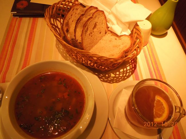 お昼は「メンザ」へ行きました<br /><br />グヤーシュをまだ飲んでないことに気づいたのです<br /><br />グヤーシュ＋とグレープフルーツジュースのお茶みたいなの<br /><br />おいしかったです<br /><br />1680HUF<br /><br />若者が多いお店でしたけど居心地のいい所でした