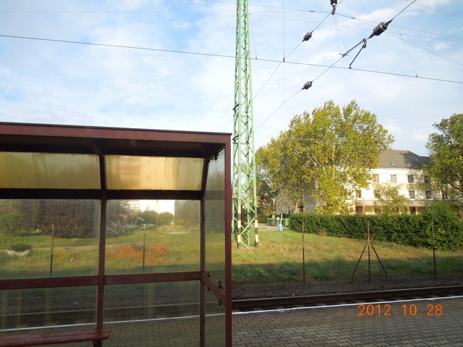 結構小さな駅にも停まります<br /><br />駅の外にいる人がすっごい寒そうにしてました
