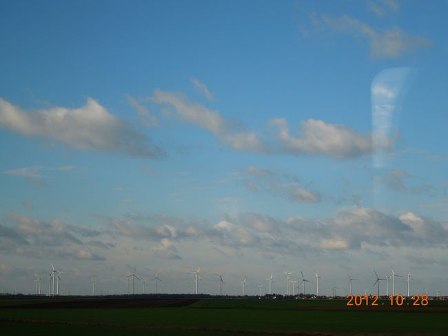 オーストリアに入ると風力発電が目に入ってきます<br /><br />いい景色だ〜