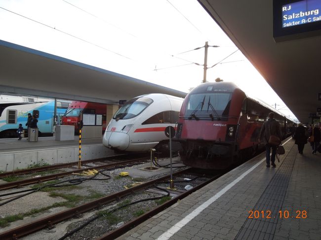 駅のホームを振り返ります<br /><br />このあとシュテファンプラッツまで地下鉄一回券を買いました<br /><br />２ユーロ・・<br /><br />ブダペストに比べるとやっぱ高いな！<br /><br />駅はドイツ語圏だからかというか、綺麗でした<br /><br />あか抜けた感じ？