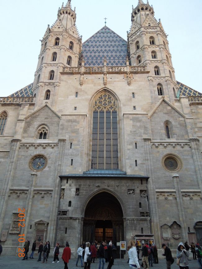 ウィーンの観光の中心<br /><br />シュテファン寺院までやってきました！<br /><br />今日から４日間、私が泊まるのはなななんと<br /><br />このシュテファン寺院の斜向いにあるビルの中にあるアパート！<br /><br />わーい！この為にブダペストの宿代ちょっとケチりました・・