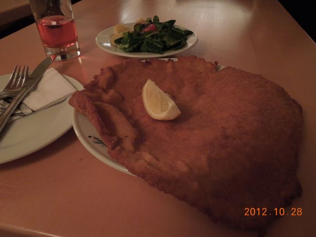 ウィーナーシュニッツェル　13.9ユーロ<br />付け合わせのサラダ　3.8ユーロ<br />ラズベリーソーダ　2.5ユーロ<br /><br />見てください皿からはみ出る肉<br />薄いからサクサク行けるだろと思ったら半分くらいで満腹になり、持ち帰りにしてもらいました<br /><br />なにげにラズベリーソーダがものすごい美味しかった！<br />ケチらず頼んでよかったです！