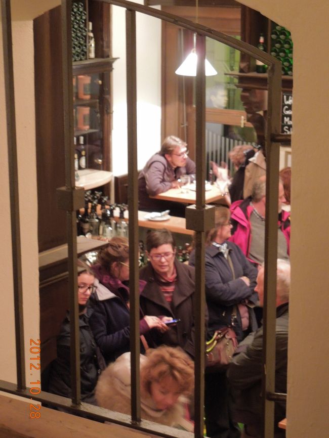 下を見るとこんなに人が待ってます<br /><br />有名店ですね