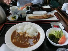 沓形のかもめ食堂で、昼食をいただいた。
メニューは三種類の中から、実費で選べた。
そろそろ魚介類にも飽きてきたのでカレーにしたが、具はシーフードだった。