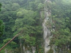 　展望台からの眺めです。
　見えている対岸の岩は、天竜峡十勝の一つ「龍角峯」で、旧名は花立岩といいます。龍角峯とは龍の化身の奇岩とされています。龍が天に昇っている所を想像してみてください。
　岩の上からの眺望は絶景であるというので、後で遊歩道をたどって行ってみます。