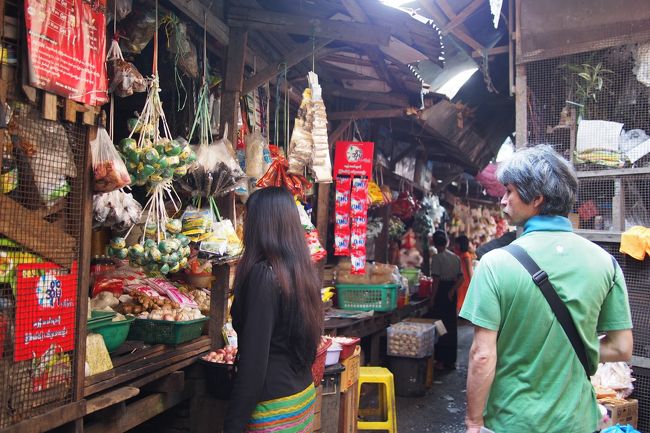 狭い路地へ入る。<br /><br />両脇にお店が並んでる。<br /><br />あとで調べたらBahan Marketだったようだ。