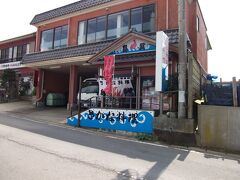 島武
犬吠駅徒歩3分。
店内はわりと混雑していたが、注文してあまり待たずに料理が出てきた。
刺身と煮付（ホウボウ）定食をいただいた。