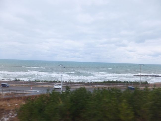荒々しい日本海を眺めながらの列車旅です。