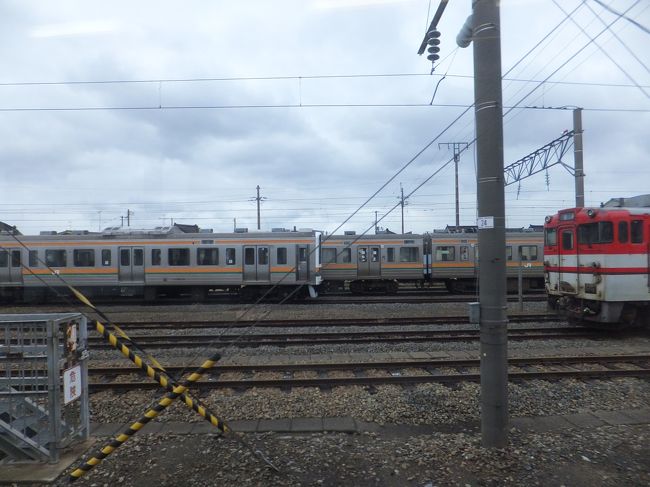 昔の東海道線の列車が見えてきたらもうすぐ酒田駅です。