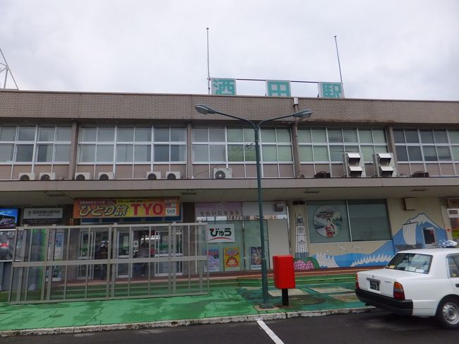 駅の外に出ます。駅舎は地方都市で見られる横に長い建物です。