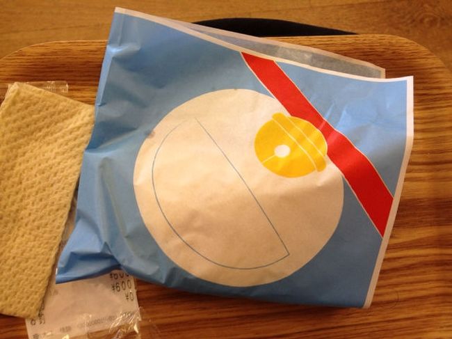 テイクアウトコーナーもありました。<br />包み紙もドラえもん仕様。