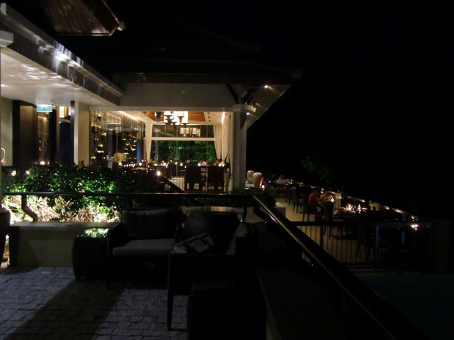 食事中にスタッフが記念写真を撮ってくれました。<br />すぐに現像してくれて食後にいただきました。<br />「Saffron」に行かれる場合は予約するのがベターです★