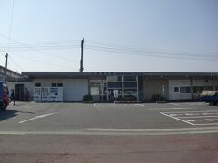 天竜川（てんりゅうがわ）駅



該駅は、明治２５年（１８９２年）９月２０日開設の天龍川貨物取扱所が嚆矢である。
即ち、地元川舟輸送業者 金原明善（きんばら めいぜん）（天保３年（１８３２年）７月４日〜大正１２年（１９２３年）１月１４日）の請願に依り開設された。
仮設貨物駅時代、明治３１年（１８９８年）１月、及び、２月に於ける鐵道納金は全国第７位で、隣接駅濱濱松駅が第８位だった事を加味すると、当時の該駅が莫大な収益が存在した事を示している。
同年７月１０日附を以って天龍川停車場に格上され旅客扱を開始したが、寧ろ自然の成行きと称するべきだった。
明治３８年（１９０５年）１２月２０日に天龍川-濱松間が複線化されたが、該区間が複線化される以前より該区間列車が多数運転されている事実から、複線化は遅きに失した感が無きにしも非ずだった。
該駅は、当初は貨物取扱所として開業したが、平成５年（１９９３年）３月１５日附で該駅発着の貨物列車が廃止され、更に、平成１８年（２００６年）４月１日附で、該駅付属専用線が廃止され、貨物取扱が完全に廃止された。

