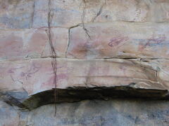 ＜旅行6日目・ツアー5日目＞

カカドゥ国立公園（Kakadu National Park）

ダーウィンから東へ200km、世界複合遺産に登録され、熱帯雨林や280種もの野鳥が見られる大湿原、1000以上のアボリジニのロック・アート（洞窟壁画）などが含まれます。カカドゥには40万年以上前から人が住んだ形跡があるそうです。

カカドゥの北東に位置するウビル・ロック（Ubirr Rock）にやってきました。