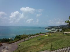 レンタカーを借り

斎場御嶽（せーふぁうたき）へ

駐車場から見える景色。

きれい