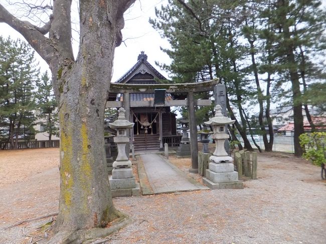 歩いていると神社がありました。三居稲荷神社という神社のようです。