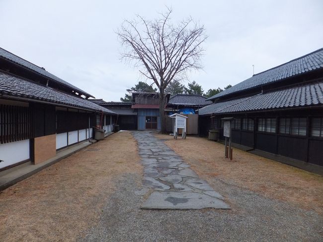 倉庫と倉庫の間のちょっとした広場がありました。