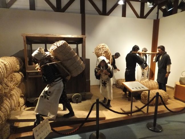 当時の山居倉庫で働いている人たちの様子です。