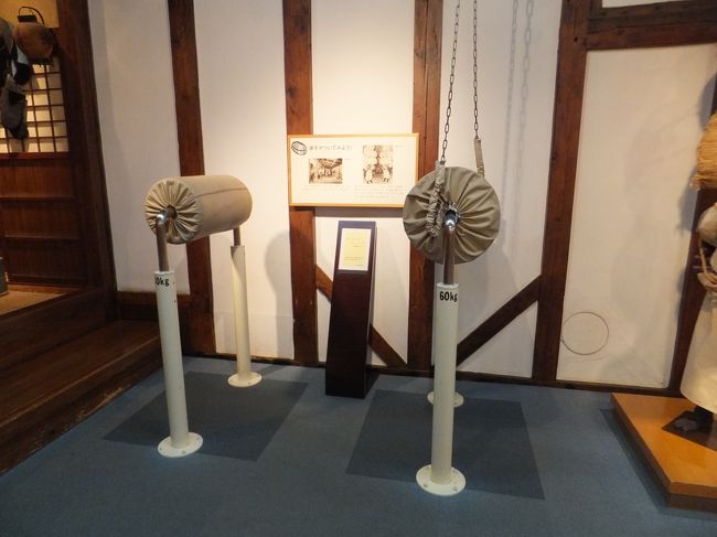 実際に担いでいたお米の俵の重さ体験。実際に担ごうとしたのですがあまりの重さにびっくり。