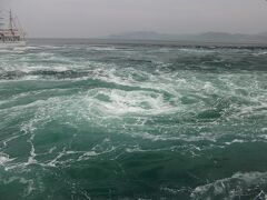 出航して10分程度で渦潮観測ポイントに到着。
ちょうど大潮の時間に近かったので、轟音を立てる渦潮を目の前で見ることができた。