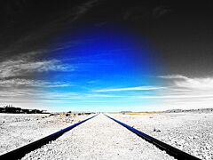 『列車の墓場』の前にある線路。

アルゼンチンの国境の街：ビジャソンまで続く......。