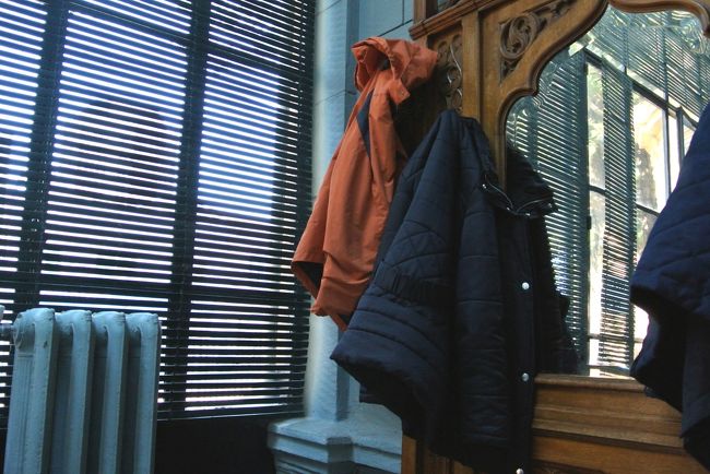 受付に行き、入場料を払います。<br /><br />上着が邪魔になるので、ここで預かってもらいました。