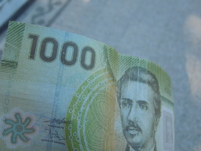 ドライバーガイドの方から、本日と明日のチリ国内分のバウチャーを受け取ります。<br /><br />一緒に封筒が入っていて、開けてみると、この1000チリペソが入っていました。