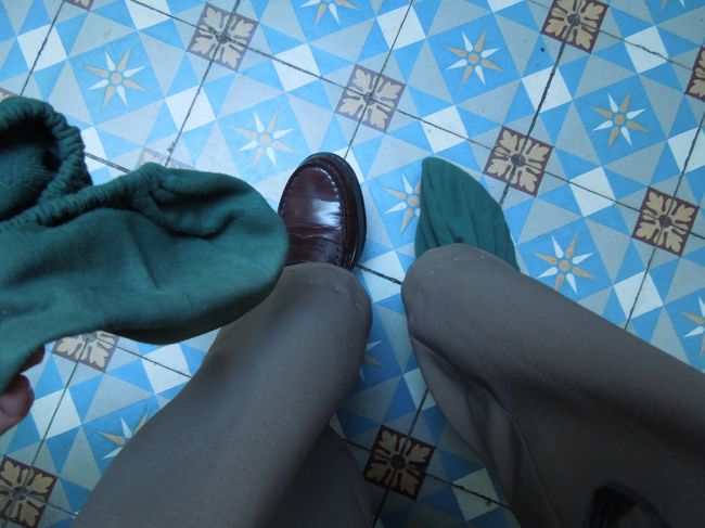 さらにここでは、靴の上から布製のカバーを履くように言われました。