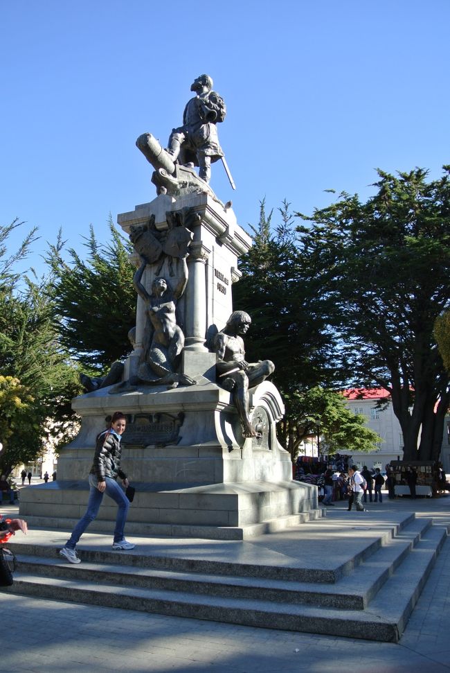 このマゼラン像のアラカルフ族の足に触れると、＜無事に航海を終えることができる＞、転じて＜幸せになれる＞ということで、