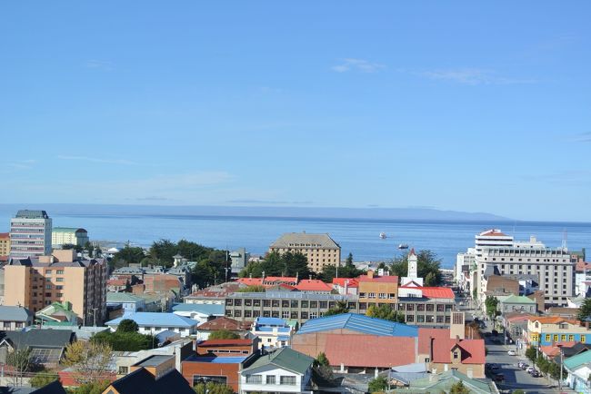 ここからプンタ・アレーナスの街とマゼラン海峡を一望できます。