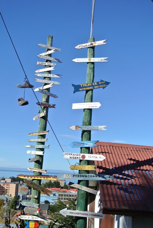 さらに、世界各地の方向と距離を示す看板ですが、