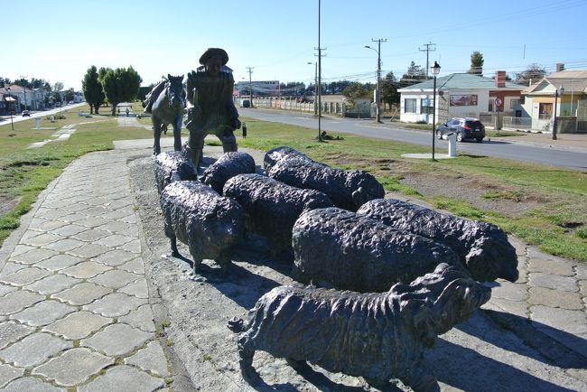 羊を連れた農民の像です。