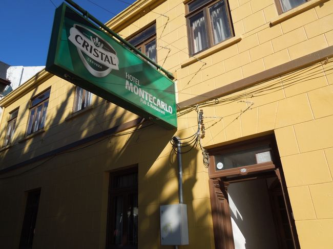 これは、行くべし！<br /><br />と　行ってみますと、そこはホテルの他にもパブレストランになっていたのです。<br />ランチの看板が出ており、あと10分やっているようです。<br /><br />窓の柵にボードが置かれており、今日のメニューは、チリ　レジェーノ＜ピーマンの詰め物＞ありました。<br />それを眺めていたら、しばらくして窓の内側から手が出てきて、それを片付けてしまいました。<br />