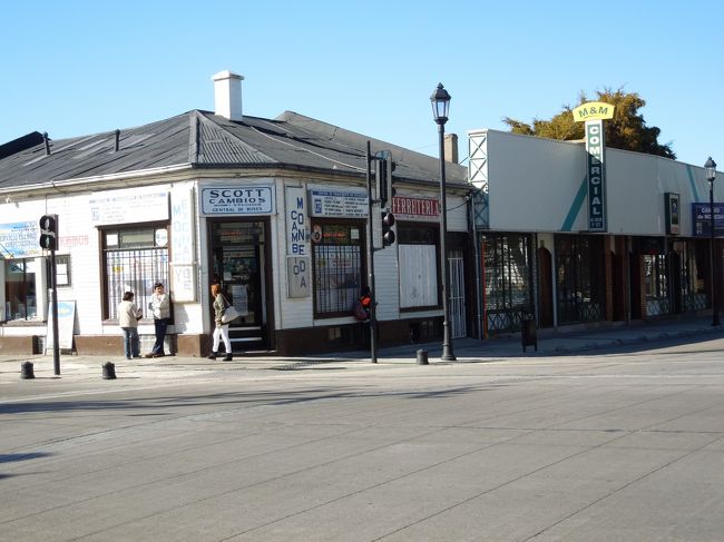 まずは、両替ですね。<br /><br />博物館でさえチリペソしか受け付けてくれなかったので、やはりチリのお金を持っていたほうが良さそうです。