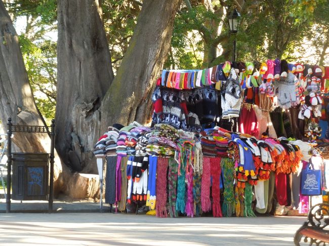カラフルな民芸品。