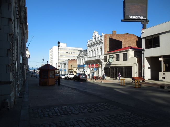 歩いていたら、現地の少年たちから、<br /><br />「パサ　ハポネサ　オラ！コニチワ！」<br />＜日本人女性が歩いているよ　やぁ　こんにちは！＞<br /><br />と　声を掛けられたので、ここは日本人として、<br /><br />「オラ！コンニチハ！」<br />と返しました。