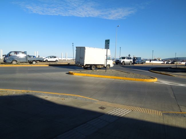 それでは、バスターミナル方向に行きますか。<br /><br />ここプンタ・アレーナスで感動したことと言えば、<br />信号の無い道路を渡ろうとすると、どの車も止まってくれたことです。