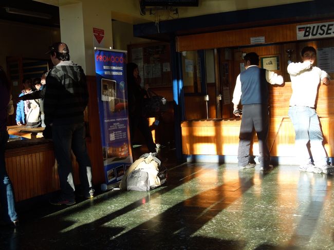 待合席にて出発時間を待つことにしました。<br /><br />プエルト・ナタレス行きは、結構本数があるようです。